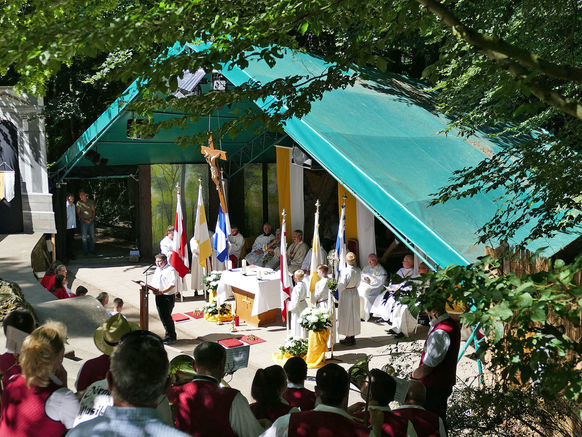 Festgottesdienst zum 1.000 Todestag des Heiligen Heimerads auf dem Hasunger Berg (Foto: Karl-Franz Thiede) Festgottesdienst zum 1.000 Todestag des Heiligen Heimerads auf dem Hasunger Berg (Foto: Karl-Franz Thiede)